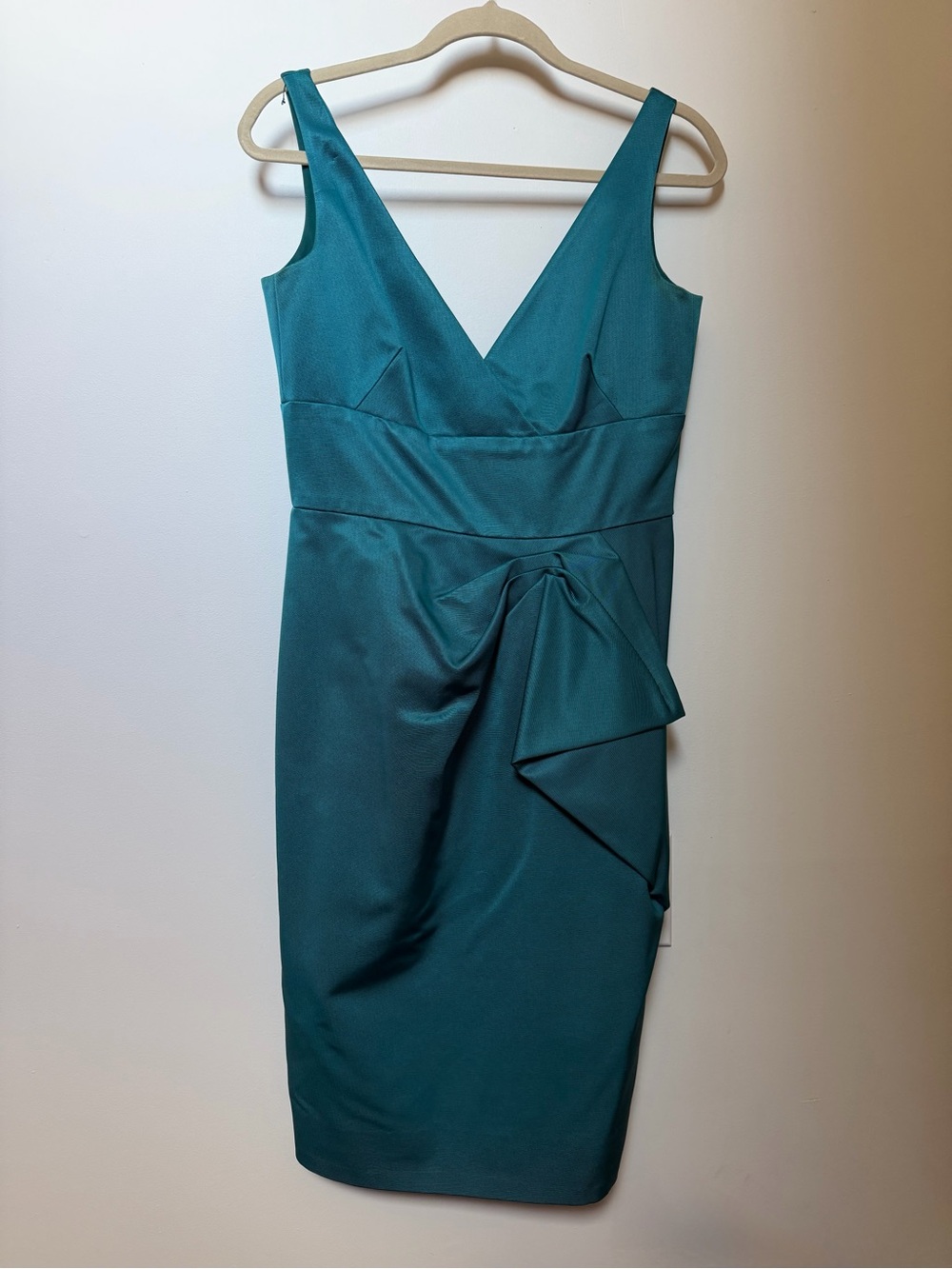 Lela Rose Peacock Ruffle Teal V-Neck Sleeveless Sheath Dress with Side Ruching